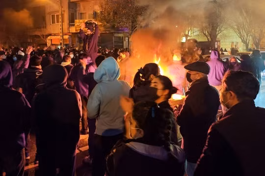 Người biểu tình đốt lửa ở Tehran, Iran vào ngày 8/1. Ảnh: Getty.