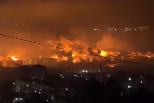 Các vụ cháy bùng phát sau cuộc tấn công bằng máy bay không người lái của Ukraine tại Tuapse. Ảnh: MW.