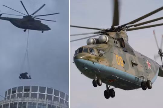 Máy bay trực thăng Mi-26 vận chuyển hệ thống Pantsir-SMD-E lên nóc nhà ở Moscow (bên trái) và máy bay trực thăng Mi-26. Ảnh: MW.