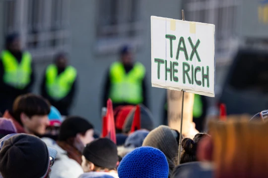 Một cuộc biểu tình kêu gọi đánh thuế người giàu đã diễn ra tại Diễn đàn Kinh tế Thế giới ở Davos. Ảnh: DPA.