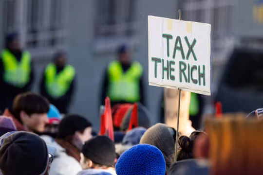 Một cuộc biểu tình kêu gọi đánh thuế người giàu đã diễn ra tại Diễn đàn Kinh tế Thế giới ở Davos. Ảnh: DPA.