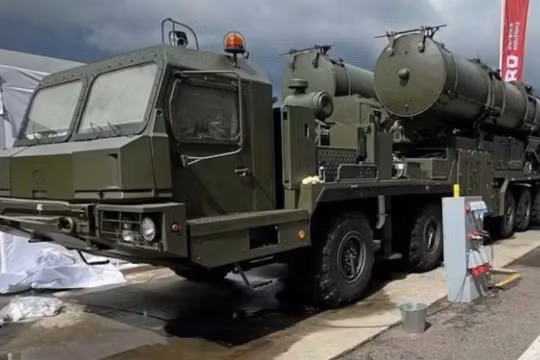 Phương tiện phóng tên lửa đất đối không từ hệ thống phòng không S-500. Ảnh: MW.