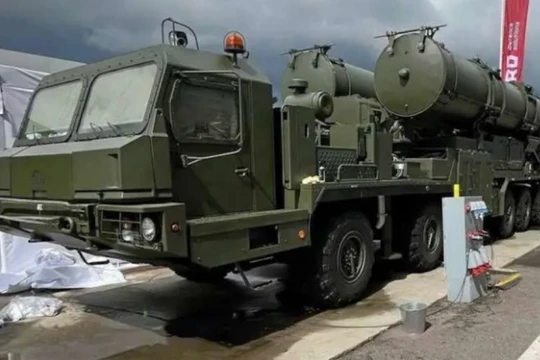 Phương tiện phóng tên lửa đất đối không từ hệ thống phòng không S-500. Ảnh: MW.