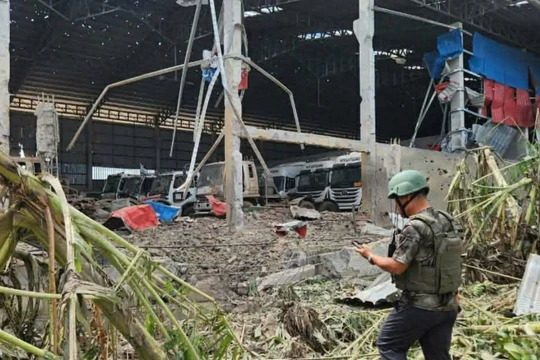 Một người đàn ông đang kiểm tra một tòa nhà bị phá hủy tại thị trấn Poipet, tỉnh Banteay Meanchey, Campuchia, hôm 18/12. Ảnh: AKP.