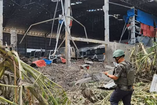 Một người đàn ông đang kiểm tra một tòa nhà bị phá hủy tại thị trấn Poipet, tỉnh Banteay Meanchey, Campuchia, hôm 18/12. Ảnh: AKP.