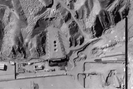 Những hình ảnh do Vantor chụp sau vụ tấn công vào Taleghan-2 cho thấy 3 hố xuyên, được định vị chính xác trên bề mặt của cơ sở này. Ảnh: Vantor.