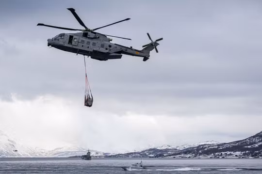 Ngày 10/3/2024, các lực lượng liên hợp tham gia cuộc tập trận quân sự Nordic Response 24, một phần của cuộc tập trận lớn hơn Steadfast Defender của NATO, gần Sorstraumen, phía trên Vòng Bắc Cực ở Na Uy. Ảnh: AFP.