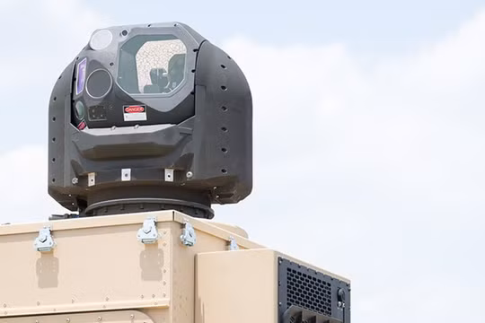 Hệ thống laser chống máy bay không người lái. Ảnh: Raytheon.
