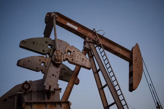 Một giàn bơm dầu đang hoạt động bên ngoài thành phố Midland, Texas, Mỹ ngày 11/6/2025. Ảnh: Reuters.