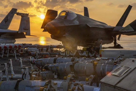 Một chiếc máy bay phản lực F-35C của Mỹ trên boong tàu sân bay USS Abraham Lincoln ngoài khơi, ngày 2/3. Ảnh: Getty.