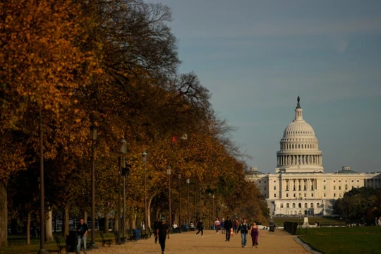 Người dân đi bộ dọc theo National Mall, nhìn về phía tòa nhà Quốc hội Mỹ tại Washington, D.C., ngày 2/11. Ảnh: Reuters.