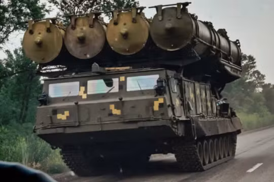 Phương tiện phóng thuộc hệ thống S-300V. Ảnh: MW.