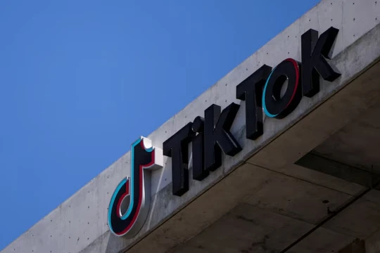 TikTok ký thỏa thuận nhằm né khỏi lệnh cấm dự kiến có hiệu lực từ đầu năm 2026. Ảnh: Reuters.