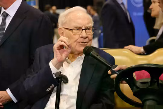 Warren Buffett và Greg Abel tham dự cuộc họp thường niên của các cổ đông Berkshire Hathaway tại Omaha, Nebraska vào ngày 3/5/2025. Ảnh: CNBC.