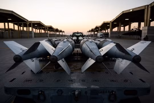 Các binh sĩ Không quân Mỹchuẩn bị tải bom GBU-31 lên máy bay F-15E Strike Eagle hôm 19/12 để hỗ trợ Chiến dịch "Hawkeye Strike" ở Syria. Ảnh: Reuters.