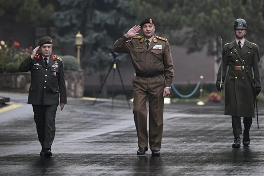 Tướng Muhammad Ali Al-Haddad (giữa), Tham mưu trưởng quân đội Libya, tại Trụ sở Bộ Tổng tham mưu ở Ankara, Thổ Nhĩ Kỳ vào ngày 23/12. Ảnh: Getty.