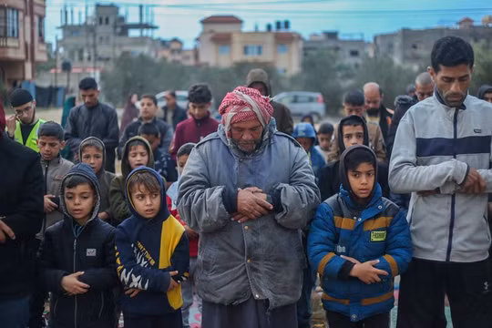 Người dân Palestine tị nạn tham gia lễ cầu nguyện Eid al-Fitr tại một trại tị nạn vào ngày 10/4/2024 ở Rafah, Gaza. Ảnh: Getty.