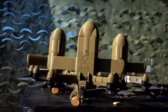 Các máy bay không người lái đánh chặn Sting của công ty Wild Hornets của Ukraine sẵn sàng được sử dụng tại một địa điểm không được tiết lộ ở Ukraine. Ảnh: Reuters.