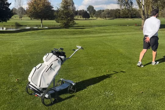 IXi là một chiếc xe đẩy chơi golf tự lái, không chỉ có thể chở gậy mà còn cung cấp các mẹo chơi golf. Ảnh: Botronics.