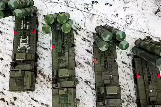 Hệ thống phòng không S-400 do Nga sản xuất. Ảnh: MW.