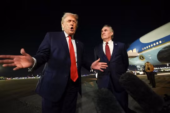 Tổng thống Mỹ Donald Trump phát biểu trước báo giới trước khi lên chuyên cơ để khởi hành đến Washington, ngày 19/1. Ảnh: Reuters.