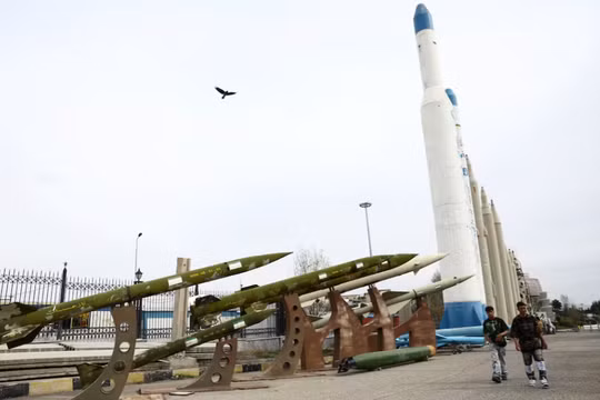 Người dân đi dạo gần các tên lửa của Iran trong một công viên tại Tehran, Iran ngày 26/3 Ảnh: Reuters.