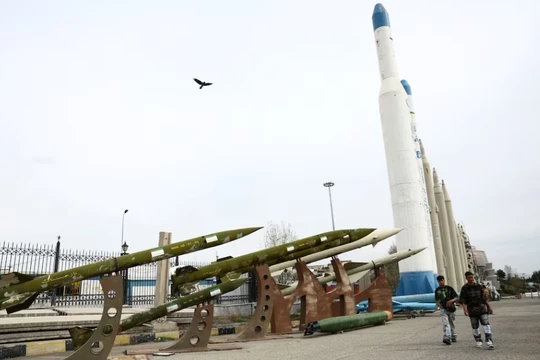 Người dân đi dạo gần các tên lửa của Iran trong một công viên tại Tehran, Iran ngày 26/3 Ảnh: Reuters.