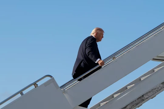 Tổng thống Mỹ Donald Trump lên chuyên cơ Không lực Một tại Sân bay Quốc tế Palm Beach ở West Palm Beach, Florida, Mỹ, ngày 1/3. Ảnh: Reuters.