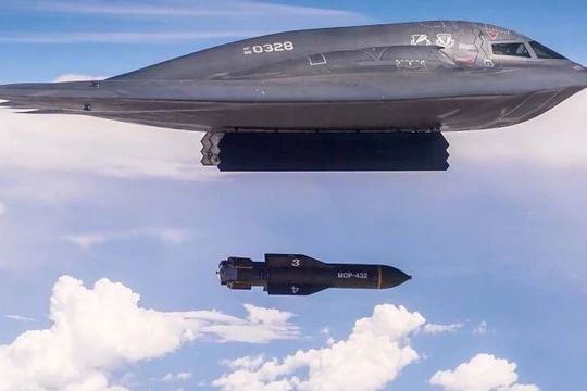 Máy bay B-2 Spirit thả bom GBU-57 trong quá trình thử nghiệm. Ảnh: MW.