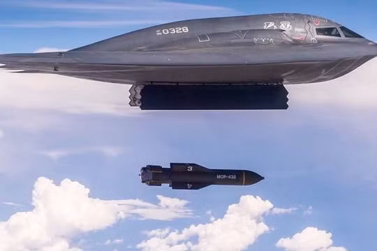 Máy bay B-2 Spirit thả bom GBU-57 trong quá trình thử nghiệm. Ảnh: MW.