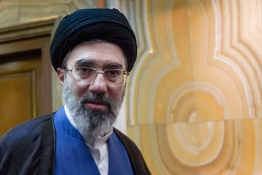 Lãnh tụ tối cao mới của Iran, ông Mojtaba Khamenei, con trai thứ hai của cố lãnh tụ tối cao Iran Ayatollah Ali Khamenei, tham dự một cuộc họp tại Tehran, Iran ngày 13/10/2024. Ảnh: Reuters.
