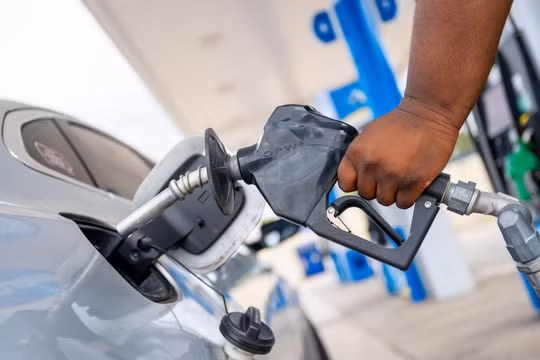 Một người đang bơm xăng tại trạm xăng Valero ở San Marcos, Texas, Mỹ. Ảnh: Getty.