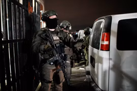 Các sĩ quan liên bang thuộc Bộ Tư pháp đứng gác bên ngoài Trung tâm Giam giữ Metropolitan ở Brooklyn, thành phố New York. Ảnh: Reuters.