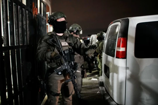 Các sĩ quan liên bang thuộc Bộ Tư pháp đứng gác bên ngoài Trung tâm Giam giữ Metropolitan ở Brooklyn, thành phố New York. Ảnh: Reuters.