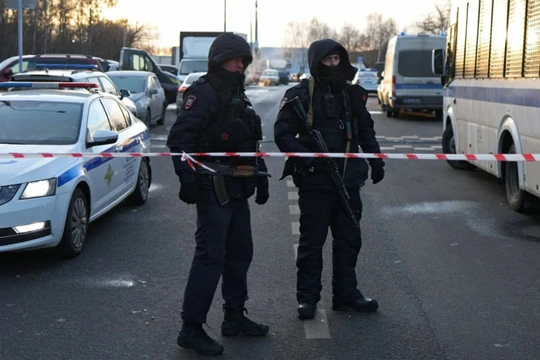 Các sĩ quan cảnh sát phong tỏa con đường gần hiện trường vụ nổ chết người hôm 24/12. Ảnh: Reuters.