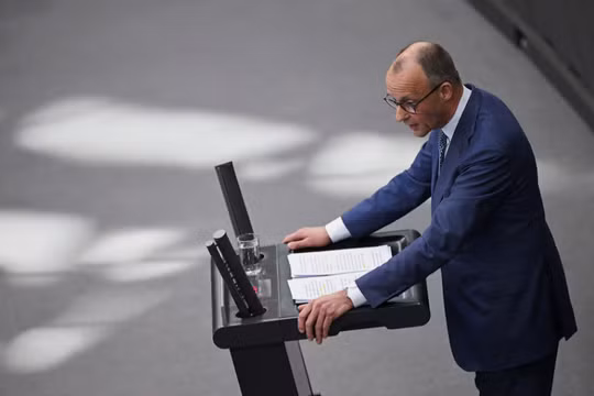 Thủ tướng Đức Friedrich Merz đọc bản tuyên bố của chính phủ trước Hạ viện về hội nghị thượng đỉnh EU sắp tới, tại Berlin, Đức ngày 18/3. Ảnh: Reuters.