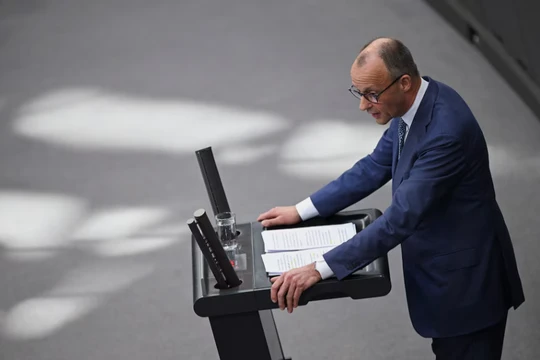 Thủ tướng Đức Friedrich Merz đọc bản tuyên bố của chính phủ trước Hạ viện về hội nghị thượng đỉnh EU sắp tới, tại Berlin, Đức ngày 18/3. Ảnh: Reuters.