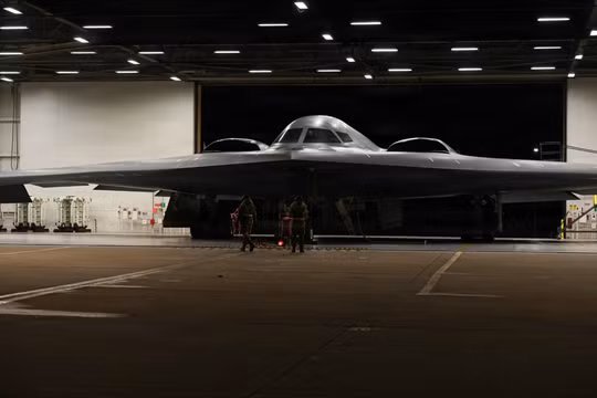 Phi hành đoàn thực hiện kiểm tra trước chuyến bay trên máy bay B-2 trong chiến dịch "Epic Fury" tháng trước. Ảnh: Không quân Mỹ.