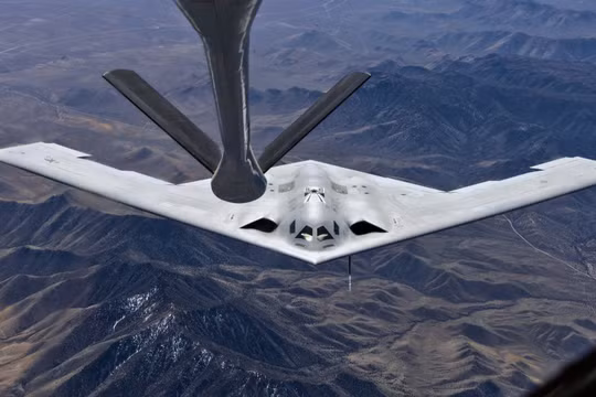 Hình ảnh nhìn từ trên xuống đầu tiên của máy bay B-21 Raider đã được công bố, cho thấy thiết kế ống xả độc đáo và hình dạng tàng hình trong các cuộc thử nghiệm tiếp nhiên liệu trên không. Ảnh: Northrop Grumman.