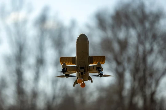 Một UAV đánh chặn Sting do công ty Wild Hornets của Ukraine sản xuất đang bay lượn tại một địa điểm không được tiết lộ ở Ukraine, ngày 16/3. Ảnh: Reuters.