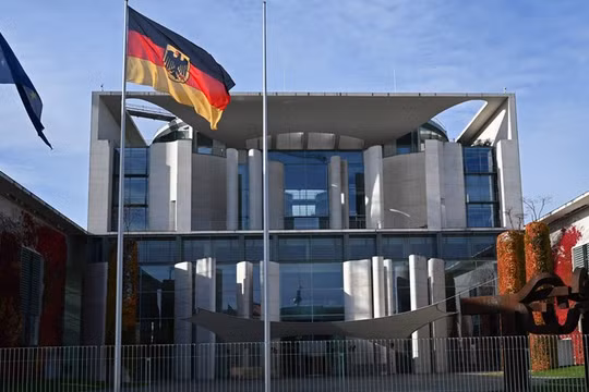 Quốc kỳ Đức tung bay trước Phủ Thủ tướng Liên bang, Berlin, Đức ngày 31/10/2025. Ảnh: Getty.