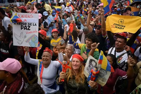 Những người ủng hộ chính phủ ở Caracas tham gia một cuộc tuần hành kêu gọi Mỹ trả tự do cho Tổng thống Nicolas Maduro vào ngày 7/1. Ảnh: Reuters.