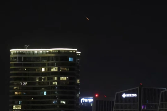 Một quả tên lửa của Iran lao vút qua bầu trời đêm Tel Aviv, Israel ngày 18/3. Ảnh: Reuters.
