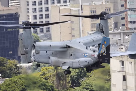 Một chiếc máy bay Bell-Boeing V-22 Osprey của Thủy quân lục chiến Mỹ thực hiện chuyến bay trong một cuộc diễn tập sơ tán ở Caracas, Venezuela vào ngày 23/5. Ảnh: Getty.