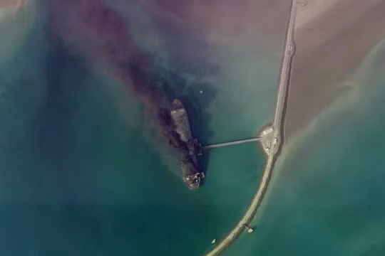 Một con tàu bốc cháy sau cuộc tấn công của quân đội Mỹ vào một cảng ở Bandar Abbas, Iran vào ngày 2/3. Ảnh: Planet Labs.