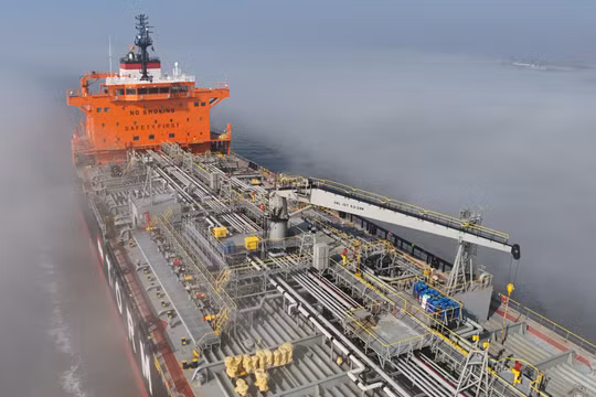 Giá dầu đã vượt mốc 90 USD/thùng vào cuối tuần trước và có thể sẽ tiếp tục tăng cao. Ảnh: EPA.