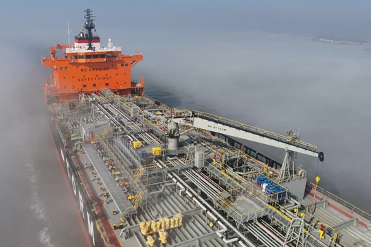 Giá dầu đã vượt mốc 90 USD/thùng vào cuối tuần trước và có thể sẽ tiếp tục tăng cao. Ảnh: EPA.