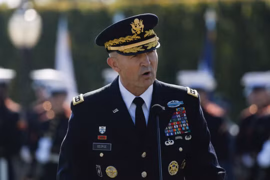 Tướng Randy George, Tham mưu trưởng Lục quân Mỹ, phát biểu trong buổi lễ vinh danh tù binh chiến tranh tại Lầu Năm Góc ở Washington, D.C., Mỹ ngày 19/9/2025. Ảnh: Reuters.