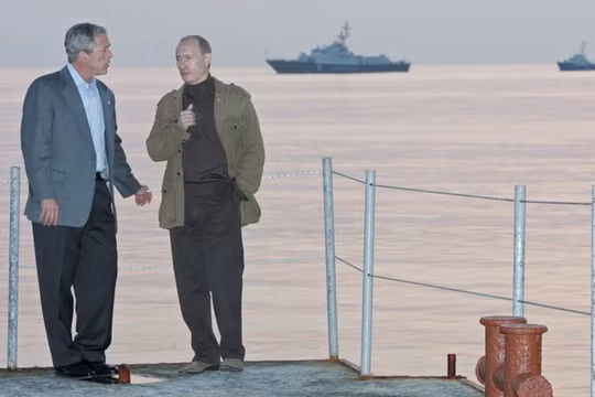 Tổng thống Nga Vladimir Putin và người đồng cấp Mỹ George W. Bush cùng nhau đi dạo quanh dinh thự Bocharov Ruchei ở Sochi vào tháng 4/2008. Ảnh: Sputnik.