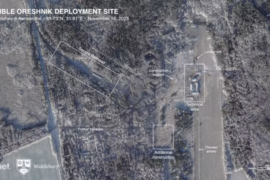 Hình ảnh vệ tinh từ Planet Labs chụp ngày 16/11 cho thấy vị trí mà các nhà nghiên cứu Mỹ tin rằng Nga có khả năng đang triển khai tên lửa hành trình siêu thanh Oreshnik mang đầu đạn hạt nhân mới của mình tại căn cứ không quân Krichev bỏ hoang ở phía đông Belarus. Ảnh: Reuters.